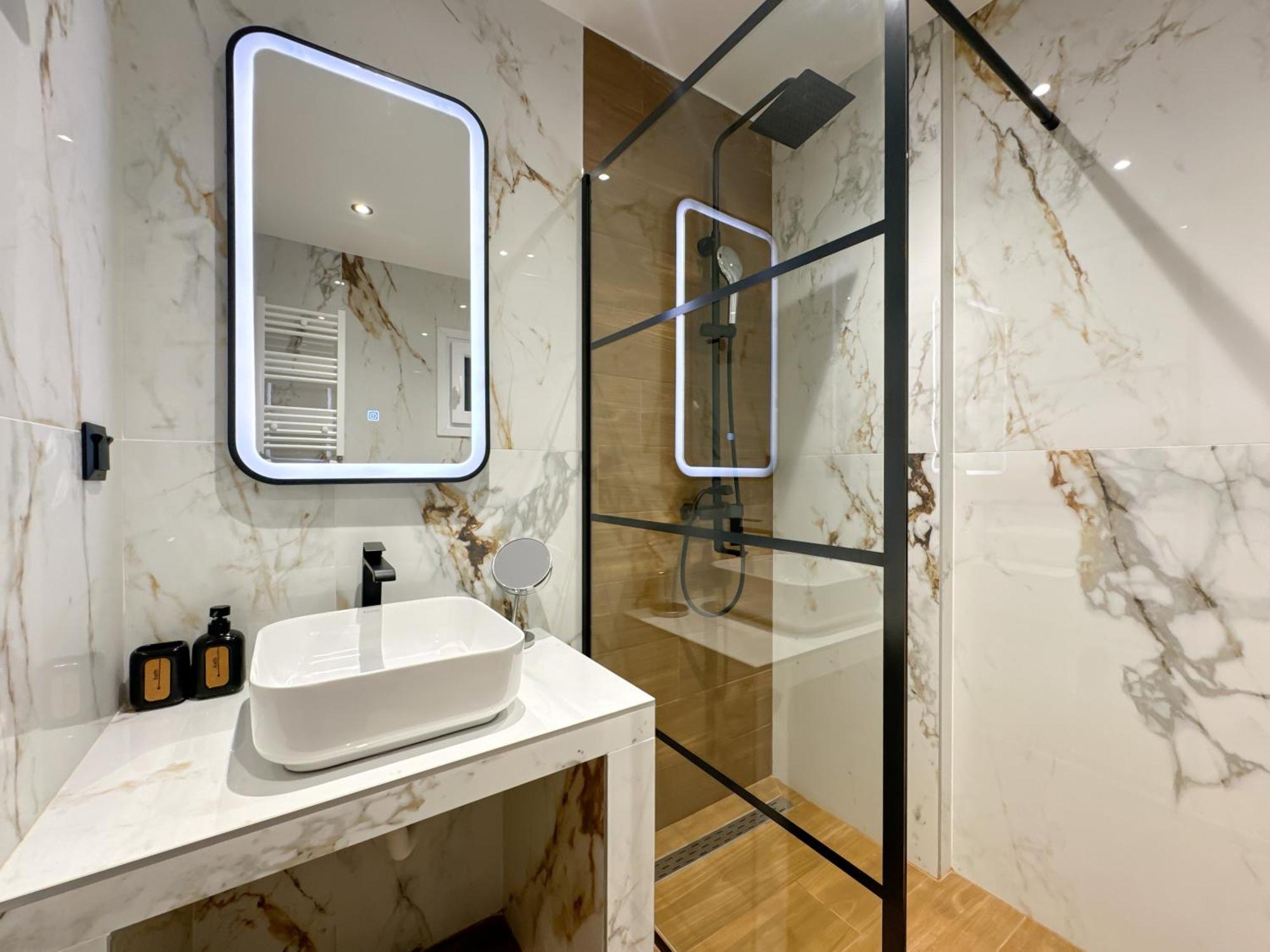 Luxury Downtown Apartment D1 เทสซาโลนิกิ ภายนอก รูปภาพ